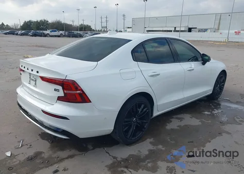 2024 Volvo S60 B5 Plus Black Edition z USA, uszkodzony, nr VIN 7JRL12FH1RG299930